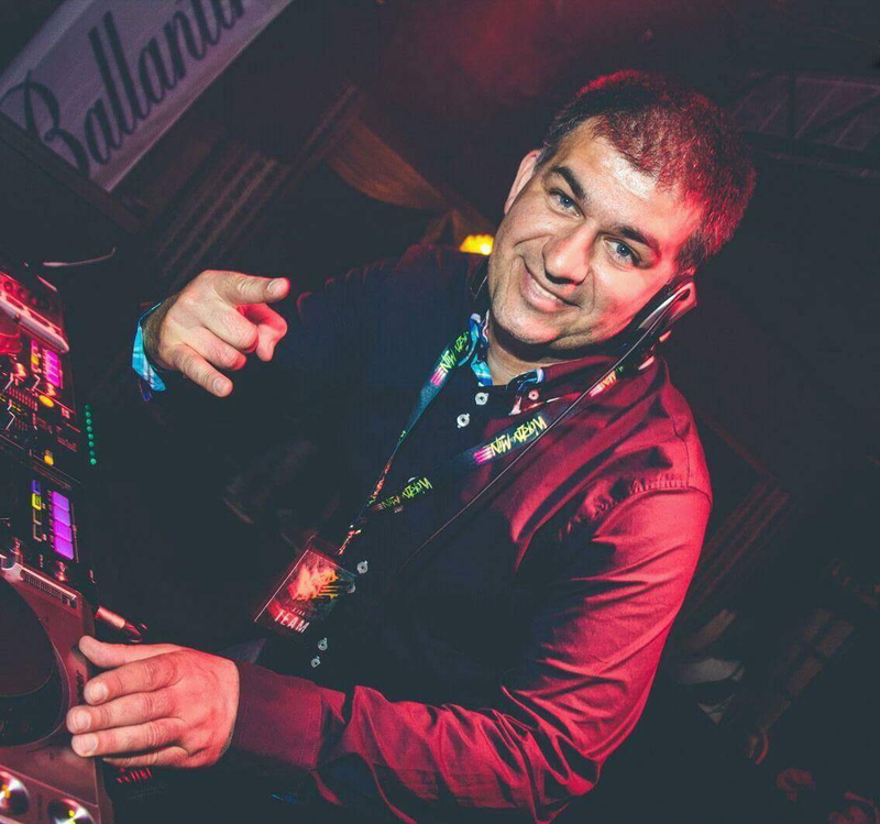 Kevin Johnsonként zenél, Debreceniként sípol