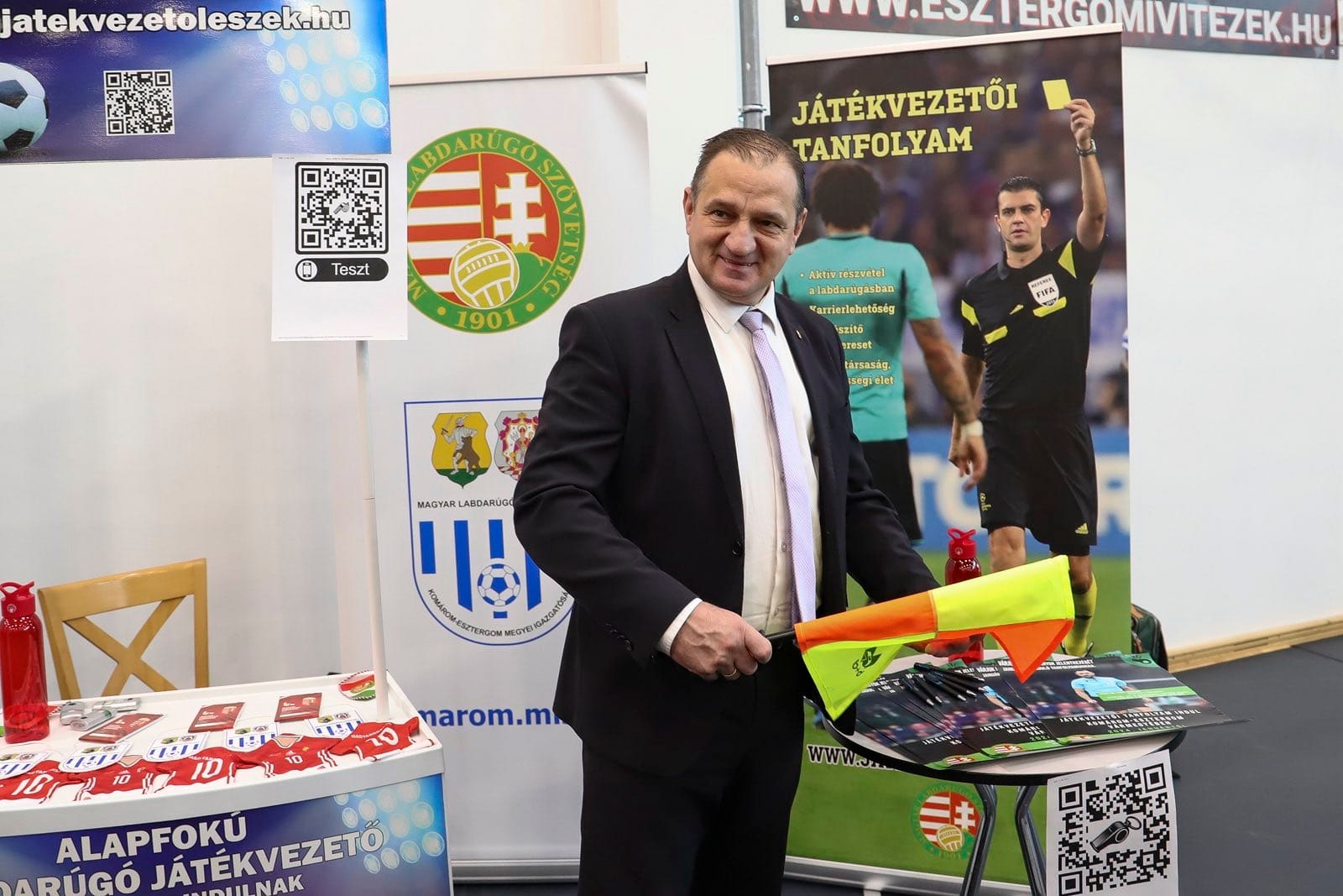 Erős Gábor zászlót ragadt