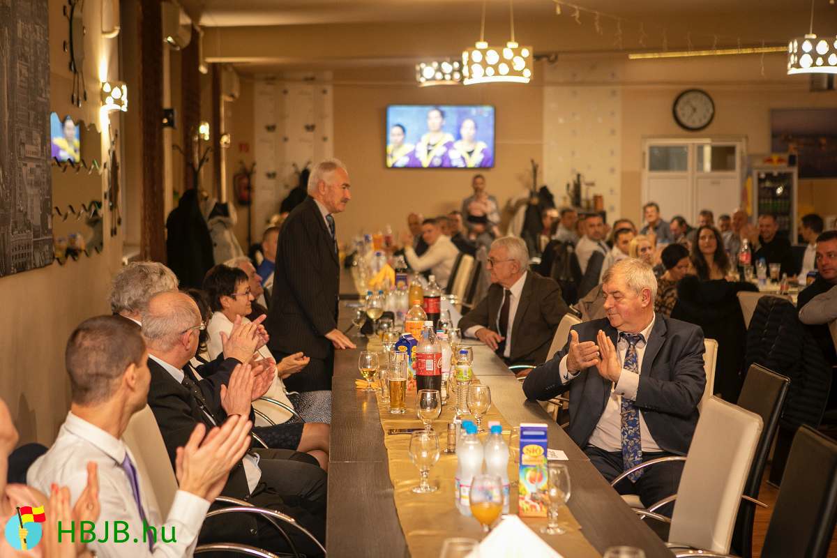 Hajdú: Hajnalig tartó ünnepélyes évzáró
