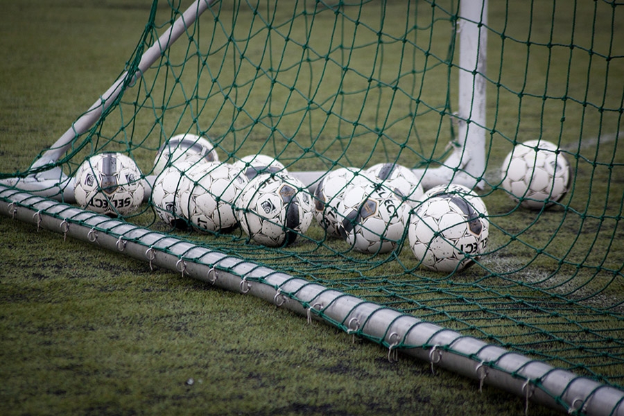 Soproni bíró volt a történelmi sárga lap felmutatója