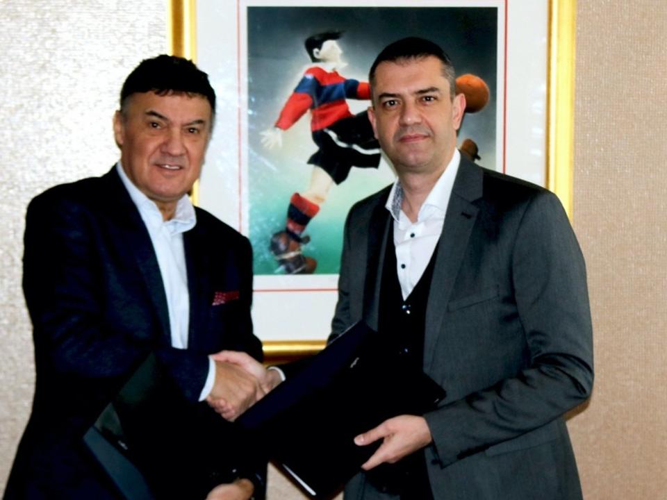 Itt mindennapos, hogy valakinek a fejét követelik