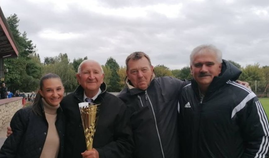 Mintegy ötezer futballmeccsen bíráskodott