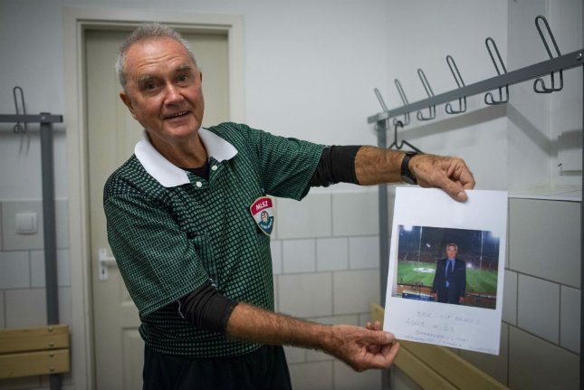 70 évesen is osztja a lapokat Karcsi bácsi